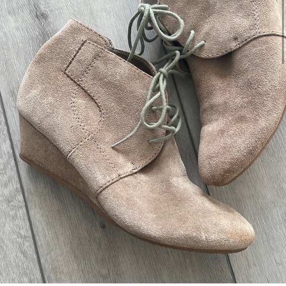 NINE West nude suede lace up wedge bootie size 8.5 - Picture 3 of 10